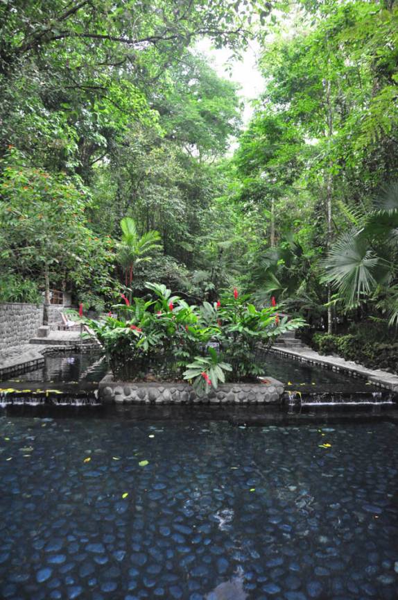 A incrível combinação de águas termais de uma floresta, perto de La Fortuna, região do lago Arenal, na Costa Rica